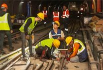 bornovada metro hattinda raylar yenileniyor