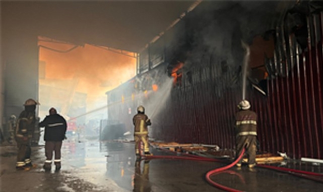 bucadaki yanginda buyuksehir itfaiyesinin zamanla yarisi