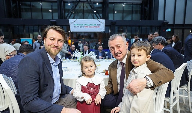 buyukakin tugva iftarinda genclerle bir araya geldi