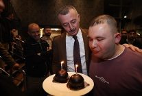 buyukakindan arife dogum gunu surprizi