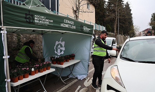 buyuksehir kabirler icin on binlerce cicek dagitti