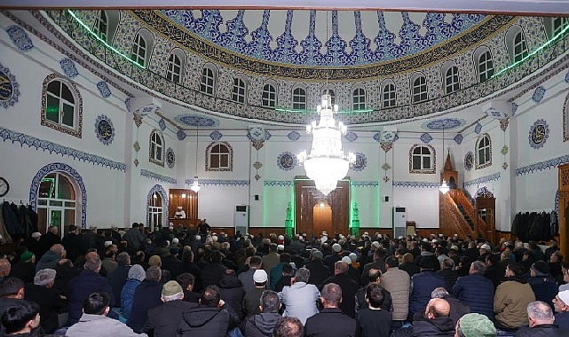 canikte binler kadir gecesinde ellerini semaya acti