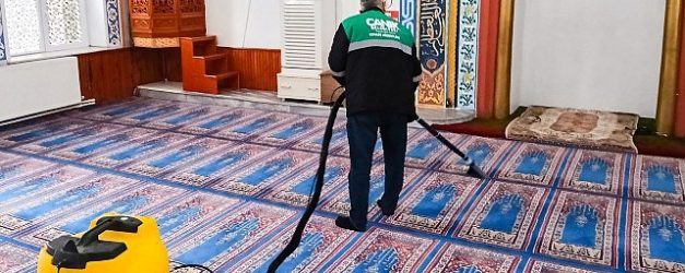 canikte camiler dip kose temizleniyor