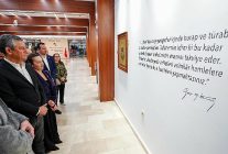 chp genel baskani ozgur ozel sarisin bir kurt sergisini gezdi