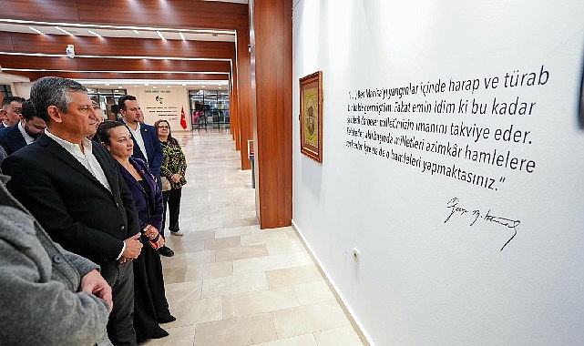 chp genel baskani ozgur ozel sarisin bir kurt sergisini gezdi