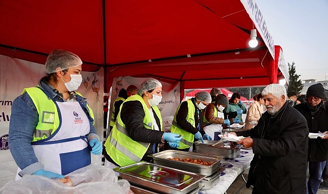 didim belediyesi didimlileri cumhuriyet kent meydaninda kurulan iftar sofrasinda bulusturdu
