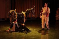 dunya tiyatro gununde sahne cicek bahcesine dondu