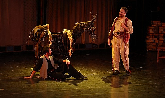 dunya tiyatro gununde sahne cicek bahcesine dondu