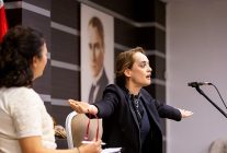 dunya tiyatrolar gununde afife jalenin ilham veren mucadelesi narliderede anlatildi