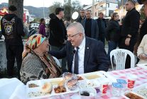 edremit belediyesi iftar sofralari altinolukta kuruldu