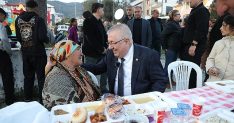 edremit belediyesi iftar sofralari altinolukta kuruldu