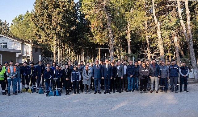 gaziemirin mezarliklarinda bayram temizligi