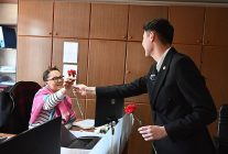 genclerden kadinlara karanfil