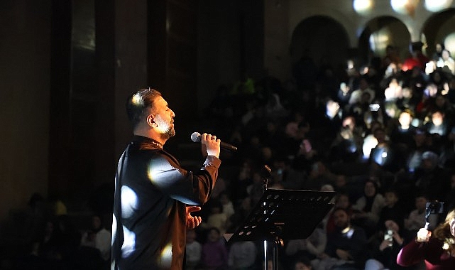 gonullere dokunan ilahileriyle hasan bayar sahne aldi