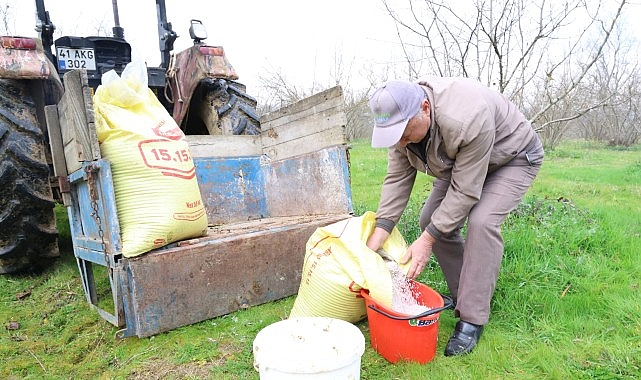 gubreler toprakla bulusuyor ciftcinin yuzu guluyor