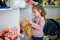 her cocugun oyuncakla oynama hakki var