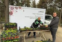 inegolde bayram oncesi mezarliklar cicek bahcesine burundu