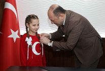 istiklal marsi birincisi ecem hifa serte baskan selcuk yildizdan odul