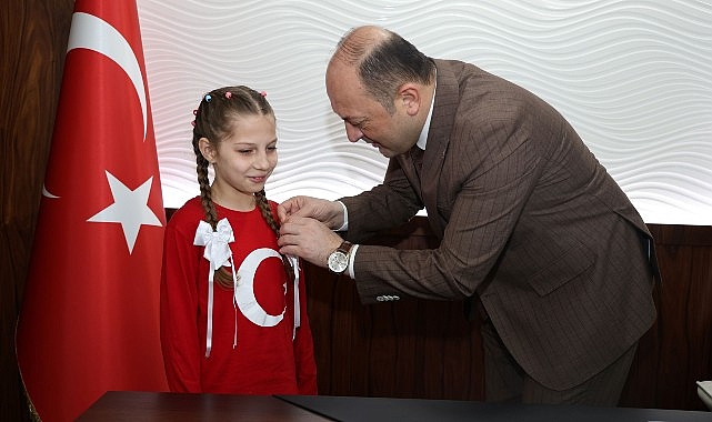 İstiklal Marşı Birincisi Ecem Hifa Sert’e Başkan Selçuk Yıldız’dan Ödül 1 istiklal marsi birincisi ecem hifa serte baskan selcuk yildizdan odul