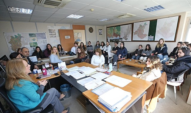 iyteli mimar adaylari karsiyakanin gelecegi icin fikir yurutecek