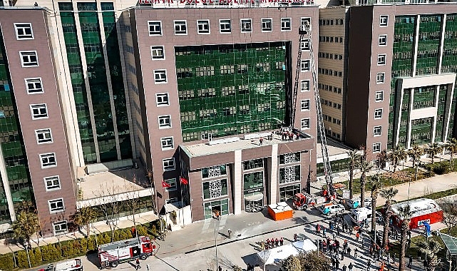 İzmir Adliyesi’nde nefes kesen bomba tatbikatı 1 izmir adliyesinde nefes kesen bomba tatbikati