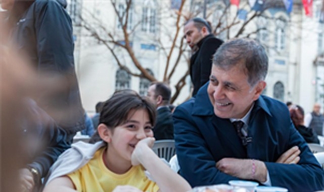 izmir buyuksehir belediyesinin iftar sofrasi kemeraltinda kuruldu