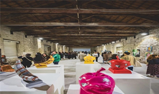 kadin temsiline sanatla itiraz