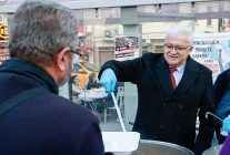 kadir gecesi iftarinda burhaniyeliler cumhuriyet meydaninda bulustu