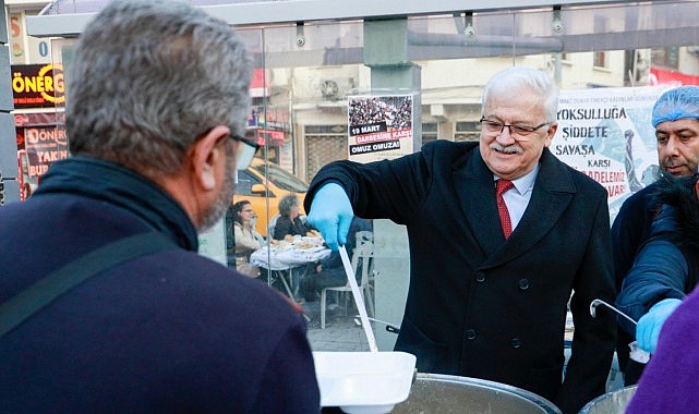 kadir gecesi iftarinda burhaniyeliler cumhuriyet meydaninda bulustu