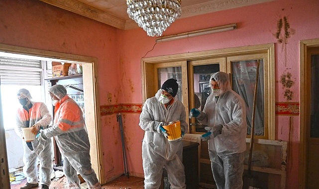 Karabağlar’ da Çöp Ev Tamamen Temizlendi 1 karabaglar da cop ev tamamen temizlendi