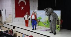 kartepeli cocuklar tiyatro ve eglenceyle bulustu