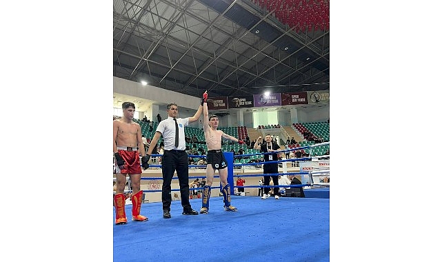 kemer belediye kick boks sporcularindan 2 bronz madalya