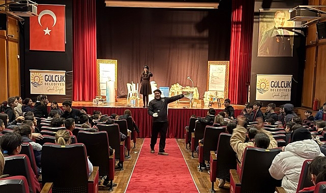 kutuphaneler haftasinda ogrencilere tiyatro keyfi