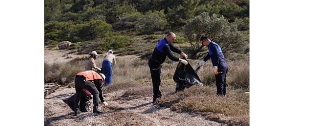 lastikler naylon atiklar ve cam siseler cevre gonulluleri tarafindan titizlikle toplandi