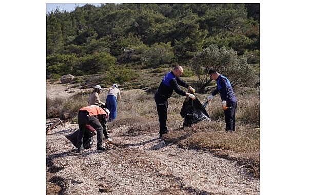 lastikler naylon atiklar ve cam siseler cevre gonulluleri tarafindan titizlikle toplandi