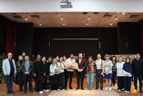 menemenli oyuncular sahnede yildizlasti