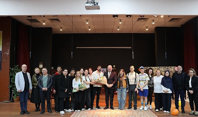 menemenli oyuncular sahnede yildizlasti