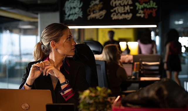 netflix basrollerini eda ece ve kaan yildirimin paylastigi sonunda sen filminin fragmanini yayinladi