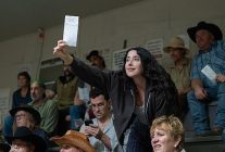 netflix dan levy imzali ve oyuncu kadrosunda boran kuzumun da yer aldigi big mistakesin resmi fragmanini paylasti