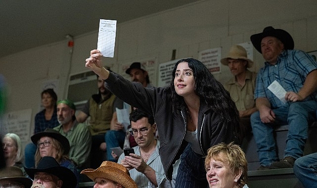 netflix dan levy imzali ve oyuncu kadrosunda boran kuzumun da yer aldigi big mistakesin resmi fragmanini paylasti