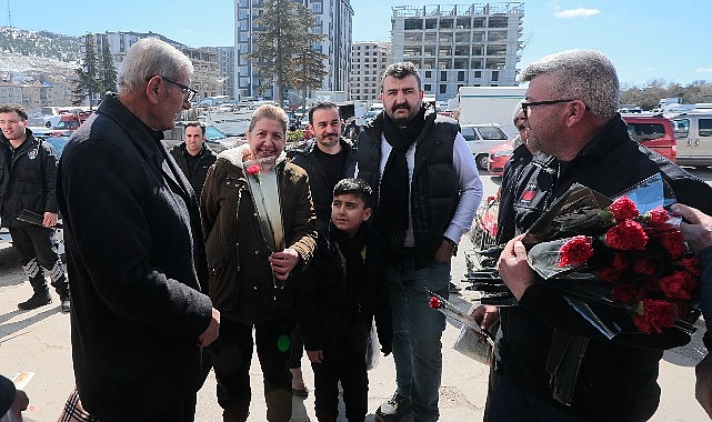 nevsehir belediyesi kadinlar gununde 5 bin cicek dagitti
