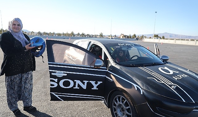 nevsehirde salvarini giyip gelen kadinlara ozel slalom surusu