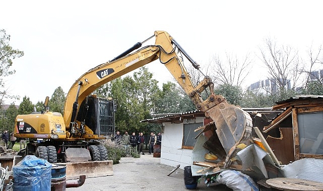 niluferde kacak barakalar yikildi