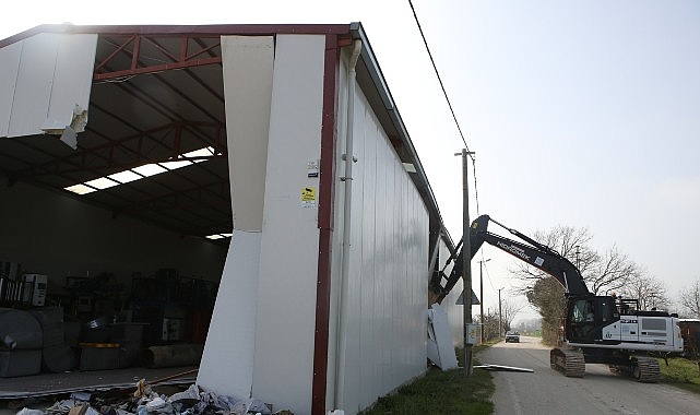 niluferde tarim alanindaki 900 metrekarelik kacak yapi yikildi