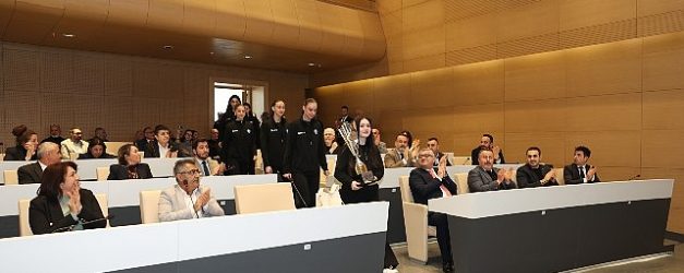 niluferin genc sporculari basarilarini belediye meclisinde paylasti