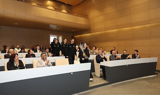 niluferin genc sporculari basarilarini belediye meclisinde paylasti