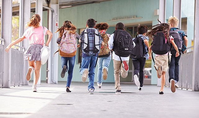 okullar tatilde cocuklar sohbette