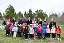 orman haftasinda minik eller fidanlari toprakla bulusturdu