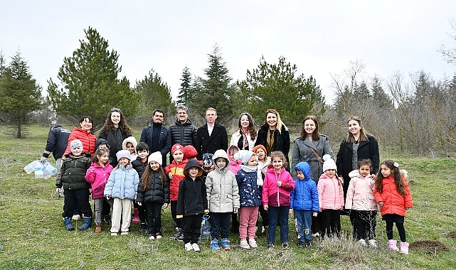 orman haftasinda minik eller fidanlari toprakla bulusturdu