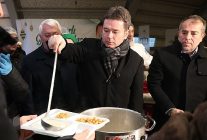 osmangazi belediyesinin iftar sofrasinda yuzlerce kisi bir araya geldi